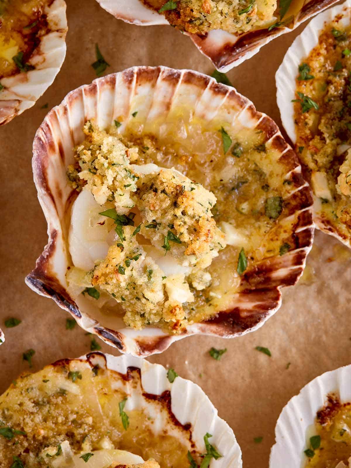 Restaurant-Style Baked Scallops Gratin with Garlic Butter